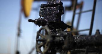 Нефть на мировых рынках 15 мая дешевеет