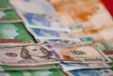Сезон отпусков поднимает спрос на валюту