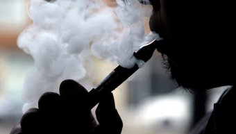 Комітет Держдуми Росії запропонував прирівняти електронні сигарети до звичайних