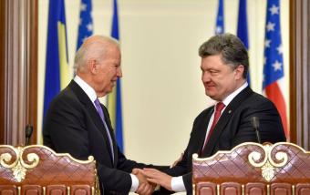 Байден поздравил Порошенко с успешным завершением первого этапа е-декларирования