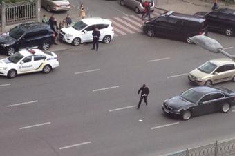 Арешт &laquo;хабарників Луценка&raquo; в Києві: протоколи затримання відлітали під колеса машин