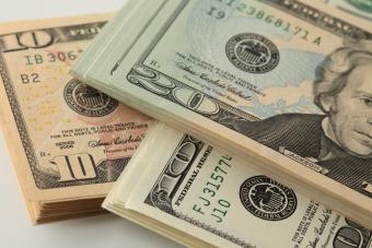 Украинцы стали продавать вдвое больше долларов