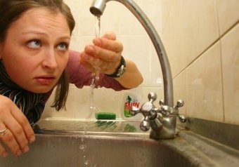 Что делать, если из крана вместо горячей воды течет холодная