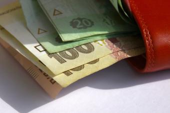 Середня зарплата в Україні в березні зросла на 230 грн.