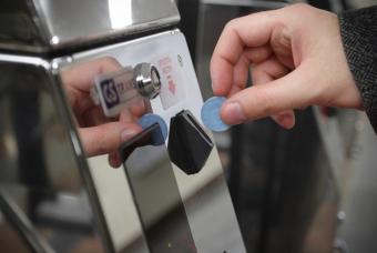 Жетони в київському метро замінять квитки з QR-кодом