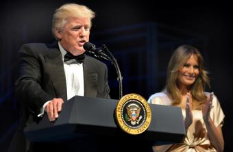 Протестувальники &laquo;подарують&raquo; Трампу квиток в Росію на його день народження