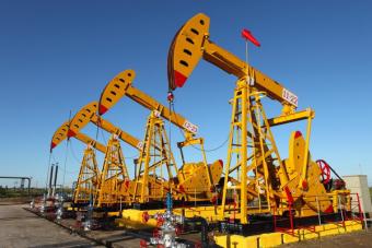Нефть дешевеет из-за ее переизбытка на рынке