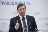 Зарплата Луценка за квітень зменшилася в півтора рази