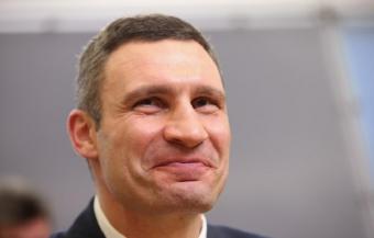 У Києві люди у камуфляжі і балаклавах зрізали сотні дерев