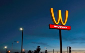McDonald&rsquo;s впервые в истории изменил логотип в честь 8 марта