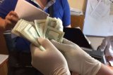 Більше половини українців не проти, аби хабарників ловили &laquo;на живця&raquo;