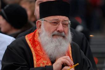 Як у Львові прощаються з Любомиром Гузаром: віряни з дітьми та квітами прибували всю ніч